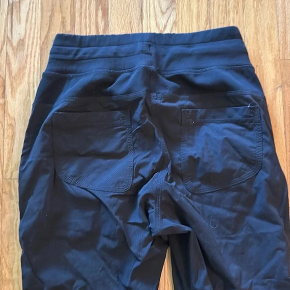 Lululemon sz 4 black track pants 26” inseam pockets great pre owned condition - Picture 5 of 8
